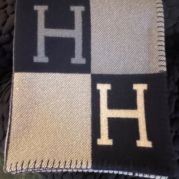 HERMÈS Wool Cashmere Avalon Blanket in Ecru and Blue - Picture 8 of 11